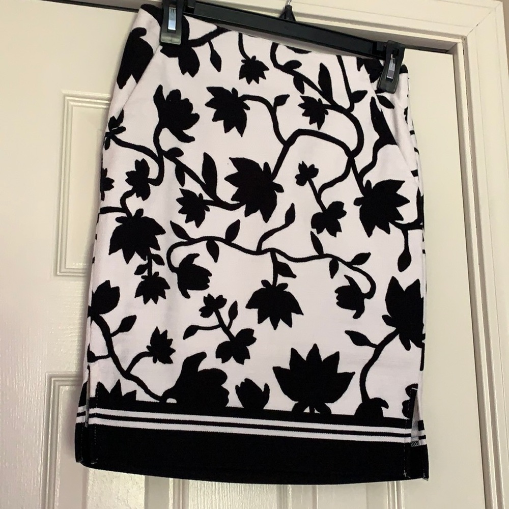 Loft 00P Black/Off White Floral Skirt